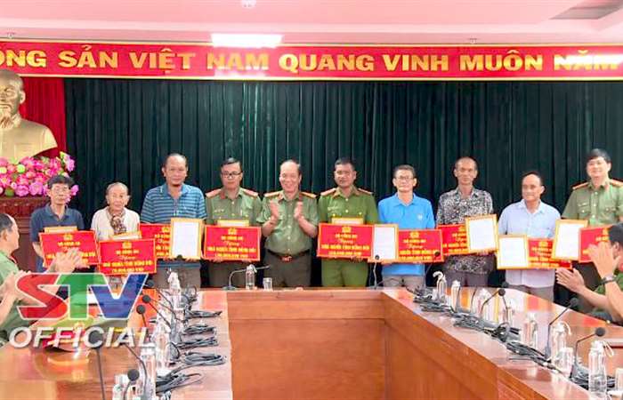 Công an tỉnh Sóc Trăng trao tặng kinh phí hỗ trợ xây dựng, sửa chữa 11 căn nhà Nghĩa tình đồng đội