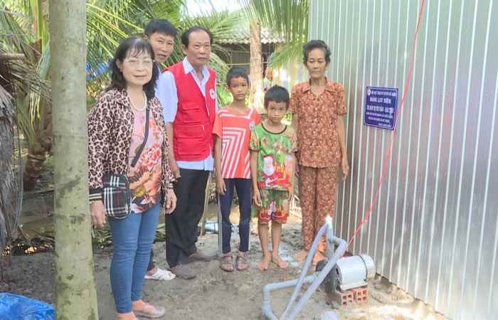 Hội Chữ thập đỏ huyện Kế Sách bàn giao 5 giếng nước khoan cho hộ nghèo  