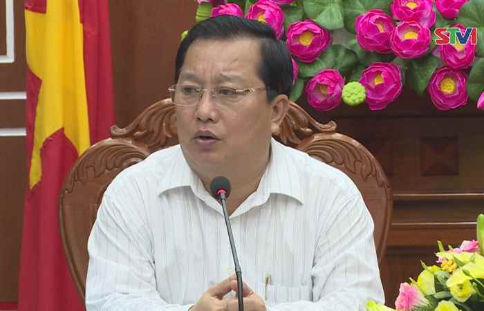 Lãnh đạo tỉnh Sóc Trăng nghe báo cáo việc phân bố, sử dụng vốn kết dư, vượt thu. 