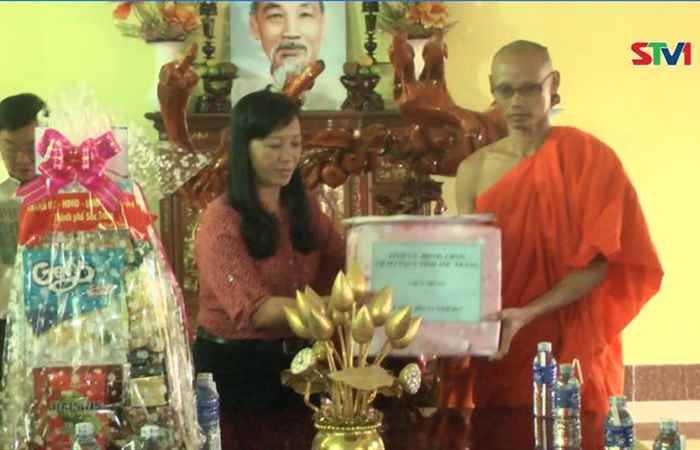 Lãnh đạo Tỉnh và TP Sóc Trăng thăm và tặng quà các chùa Khmer nhân dịp lễ Sene Đôlta