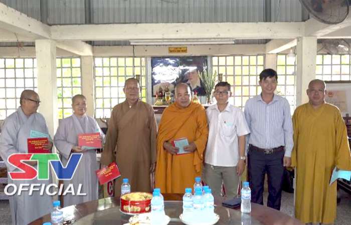 Lãnh đạo UBND thị xã Ngã Năm tặng quà các chùa  