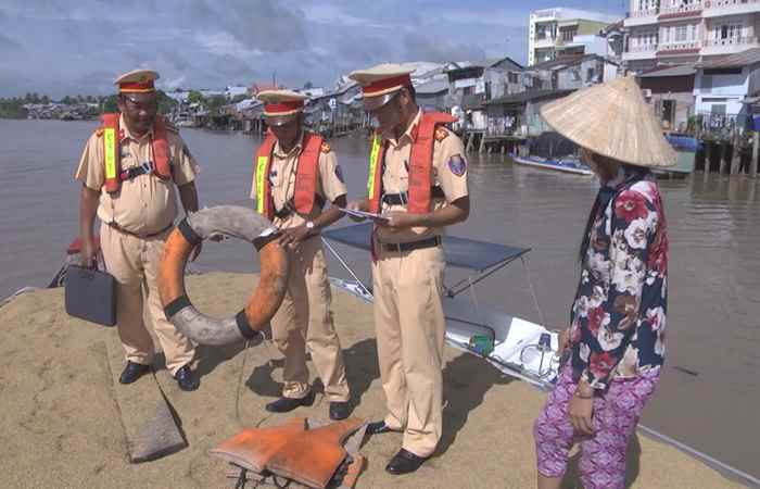 Long Phú đảm bảo ATGT đường thuỷ vào cuối mùa mưa bão