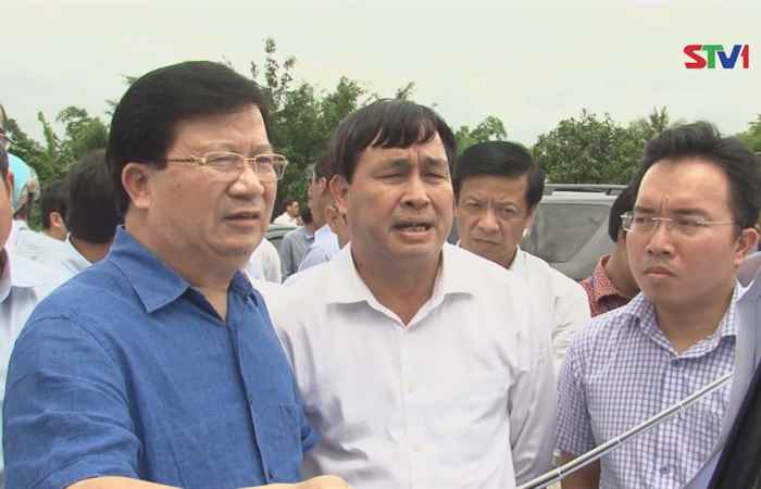 Phó Thủ tướng Chính phủ Trịnh Đình Dũng đến khảo sát vị trí dự án xây dựng cầu Đại Ngãi