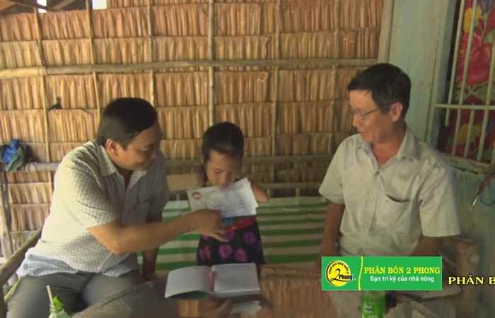 Tặng quà cho trẻ khuyệt tật