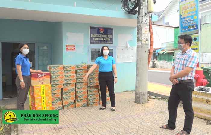 Tỉnh đoàn thăm, tặng quà các chốt kiểm soát dịch Covid-19 ở Mỹ Xuyên