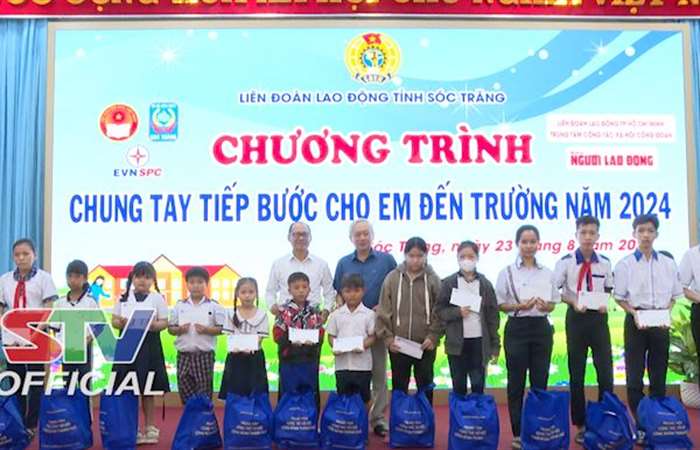 Chương trình Chung tay tiếp bước cho em đến trường trao 100 suất học bổng cho học sinh vượt khó học tốt