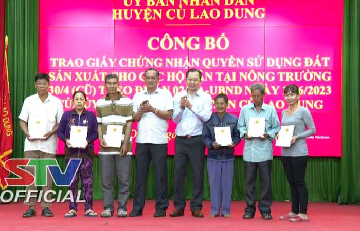 Cù Lao Dung: Trao Giấy chứng nhận quyền sử dụng đất cho 11 hộ tại Nông trường 30-4 cũ  
