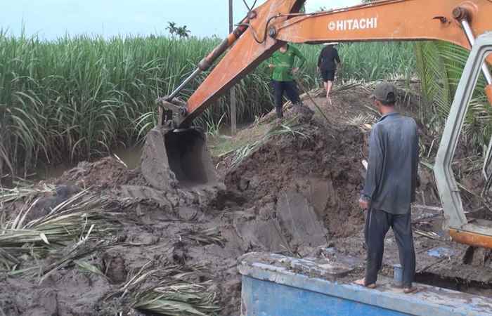 Triều cuờng làm vỡ 6 tuyến bờ bao trên địa bàn Cù Lao Dung  