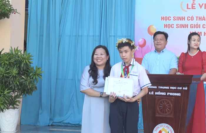 Trường THCS Lê Hồng Phong vinh danh các em học sinh đạt thành tích trong các kỳ thi học sinh giỏi cấp tỉnh, quốc gia