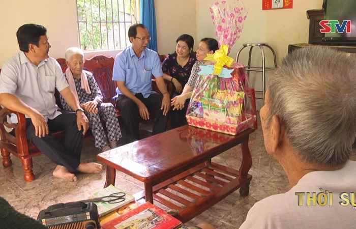 Lãnh đạo tỉnh Sóc Trăng thăm, tặng quà ở huyện Cù Lao Dung