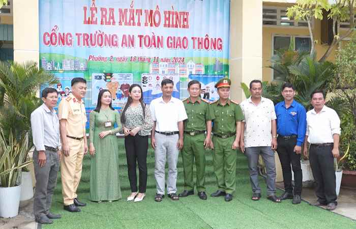 Vĩnh Châu ra mắt cổng trường an toàn giao thông        